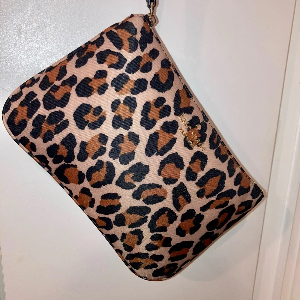 Kate Spade New York CHELSEA LEOPARD MEDIUM WRISTLET POUCH